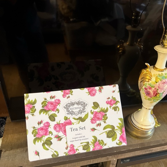 NIB - Kent Pottery Tea Pot  Sugar & Creamer set Pretty Roses 🌹 Spring flowers